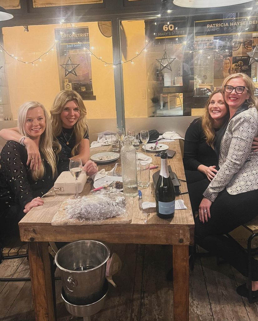Carrie Johnson jantando com suas amigas