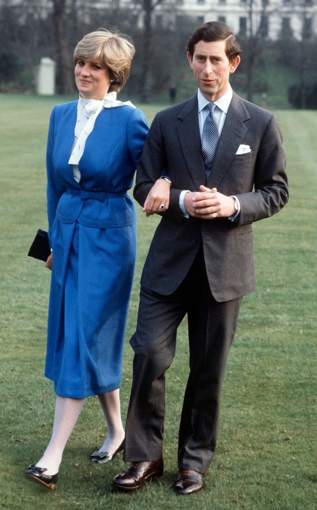 Lady Diana Spencer com o príncipe Charles nos jardins do Palácio de Buckingham no dia em que anunciaram seu noivado. 