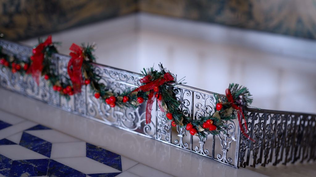 Garland inside Queen Mary's Dolls' House