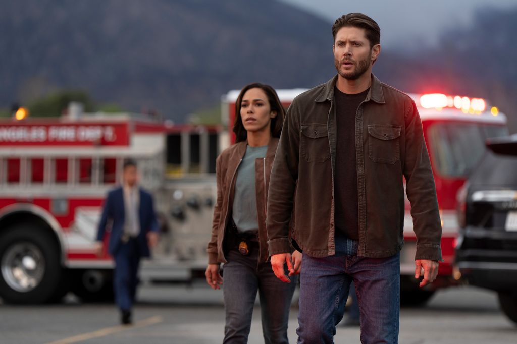 5 Nouveaux thrillers criminels et séries dramatiques à fréquenter sur la vidéo privilégiée maintenant 2 Homme et femme debout devant des camions de pompiers rouges dans la rue