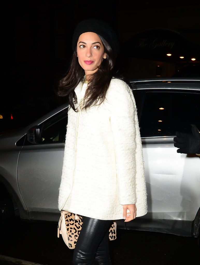 Amal Clooney vient de porter ses bottes les plus audacieuses à ce jour lors d'une sortie avec son mari George 8 Sac à main imprimé léopard Amal, bonnet manteau blanc et pantalon en cuir