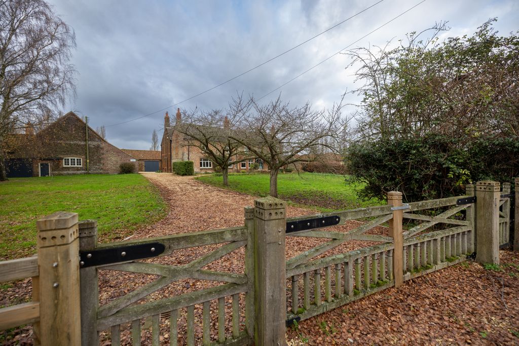 The house on Marsh Farm exterior view with gate