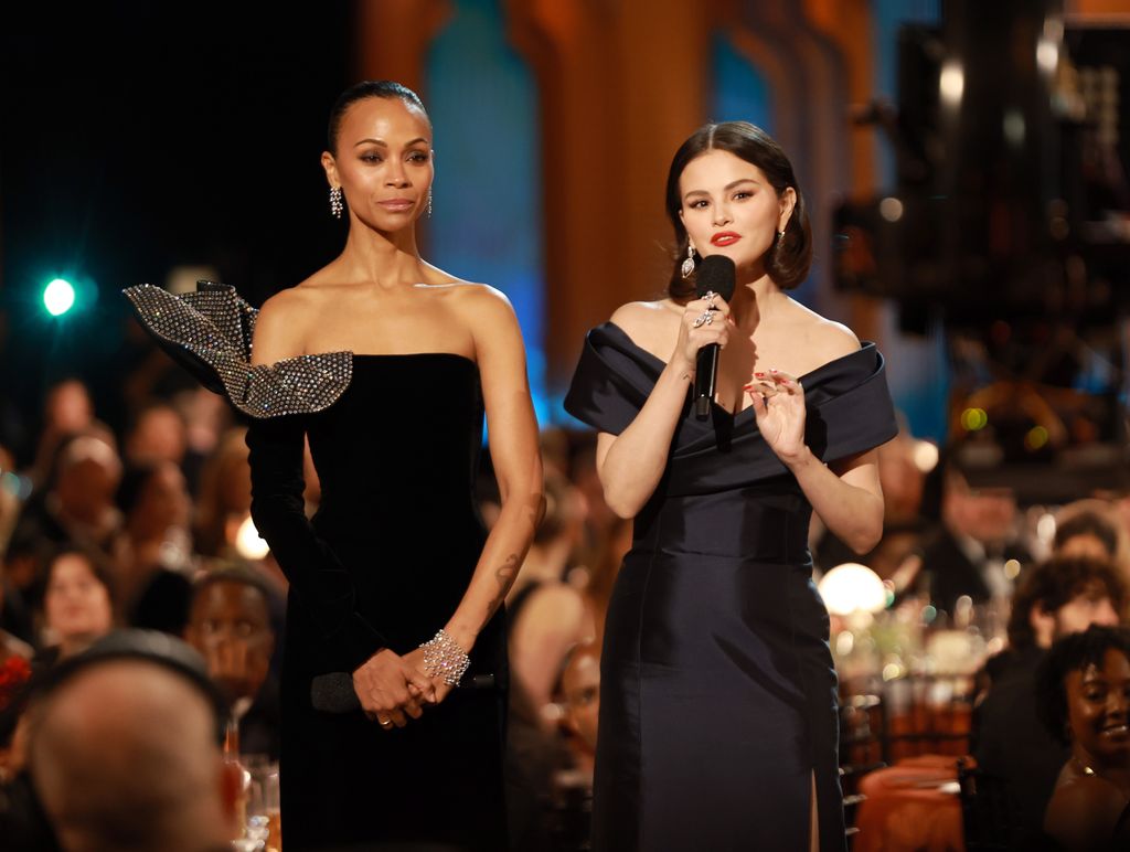 Zoe Saldana et Selena Gomez parlent sur scène lors des 31e prix annuels de la Guilde des Actors Guild au Shrine Auditorium and Expo Hall le 23 février 2025 à Los Angeles, en Californie. (Photo de Matt Winkelmeyer / Getty Images)