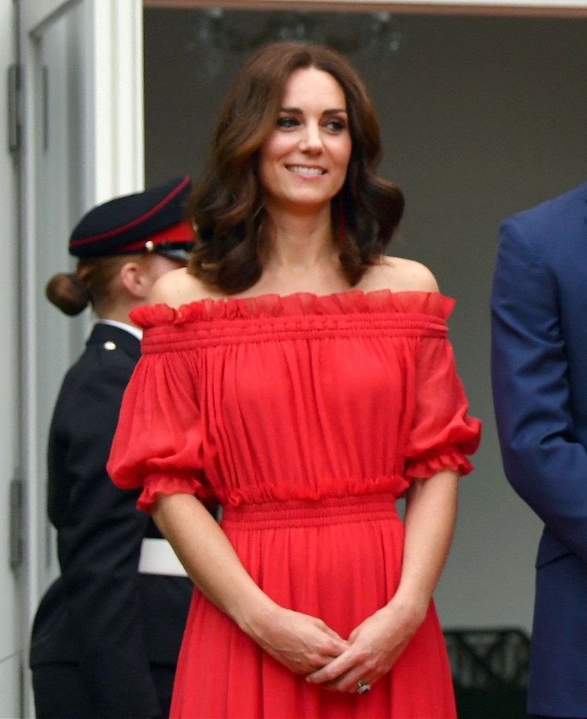 Princesa Kate vestindo vermelho do vestido de ombro