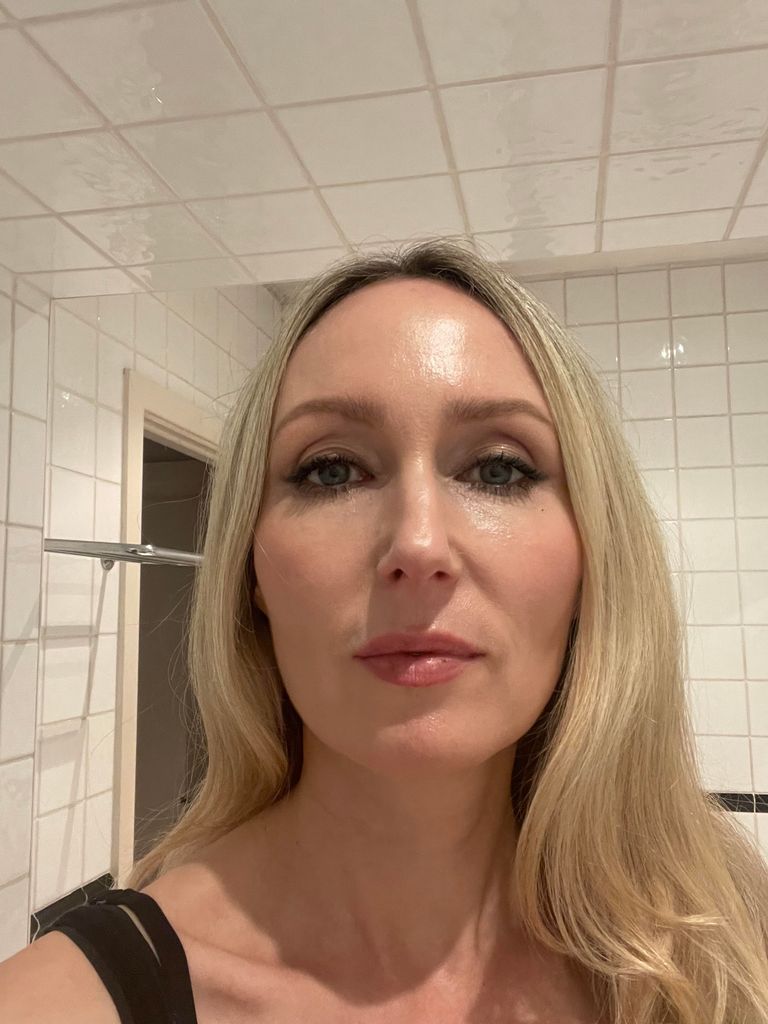 Cassie shows of softer makeup in a selfie