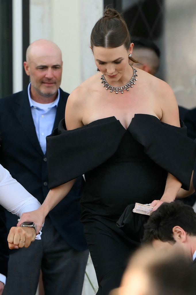Le mannequin américain Karlie Kloss quitte le Gritti Palace Hotel le jour du mariage du fondateur d'Amazon Jeff Bezos avec Lauren Sanchez, à Venise le 27 juin 2025