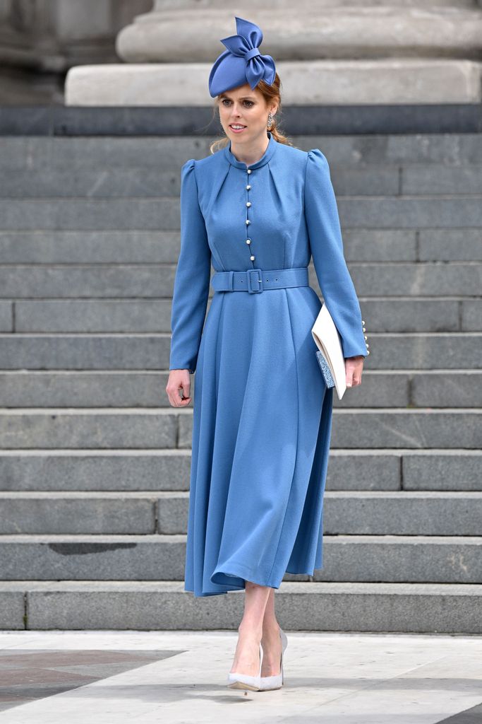   Princesa Beatrice no Serviço Nacional de Ação de Graças em 2023, usando um vestido azul deslumbrante da Beulah London