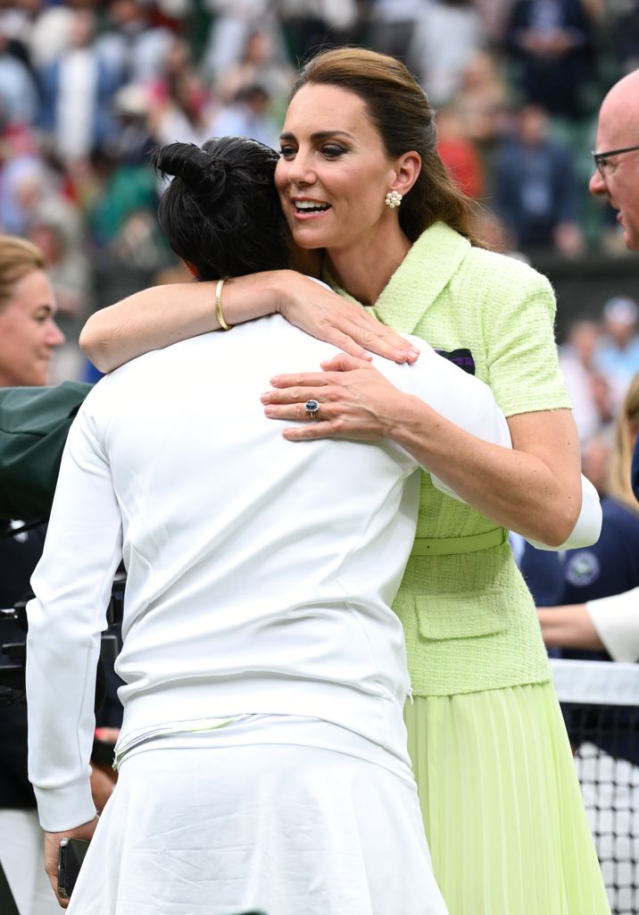  Catherine, Duchess of Cambridge hugs Ons Jabeur 