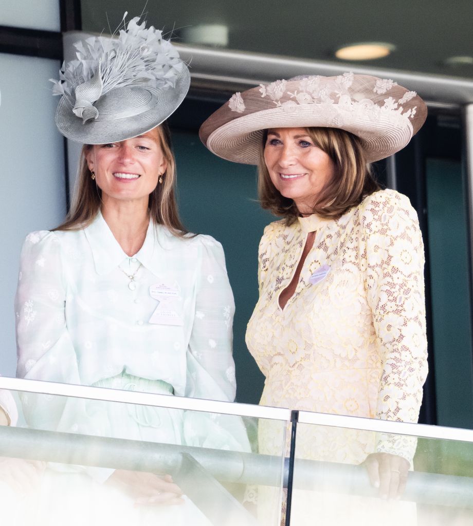 Alizee Thevenet dan Carole Middleton dalam gaun dan topi