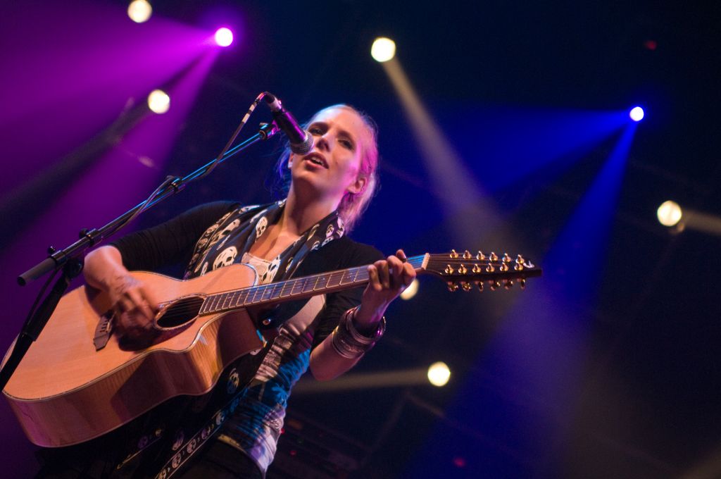 Ella Edmondson playing a guitar