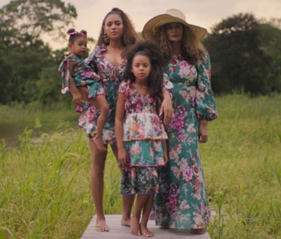 Beyonce dan putrinya dan ibunya mengenakan gaun yang serasi