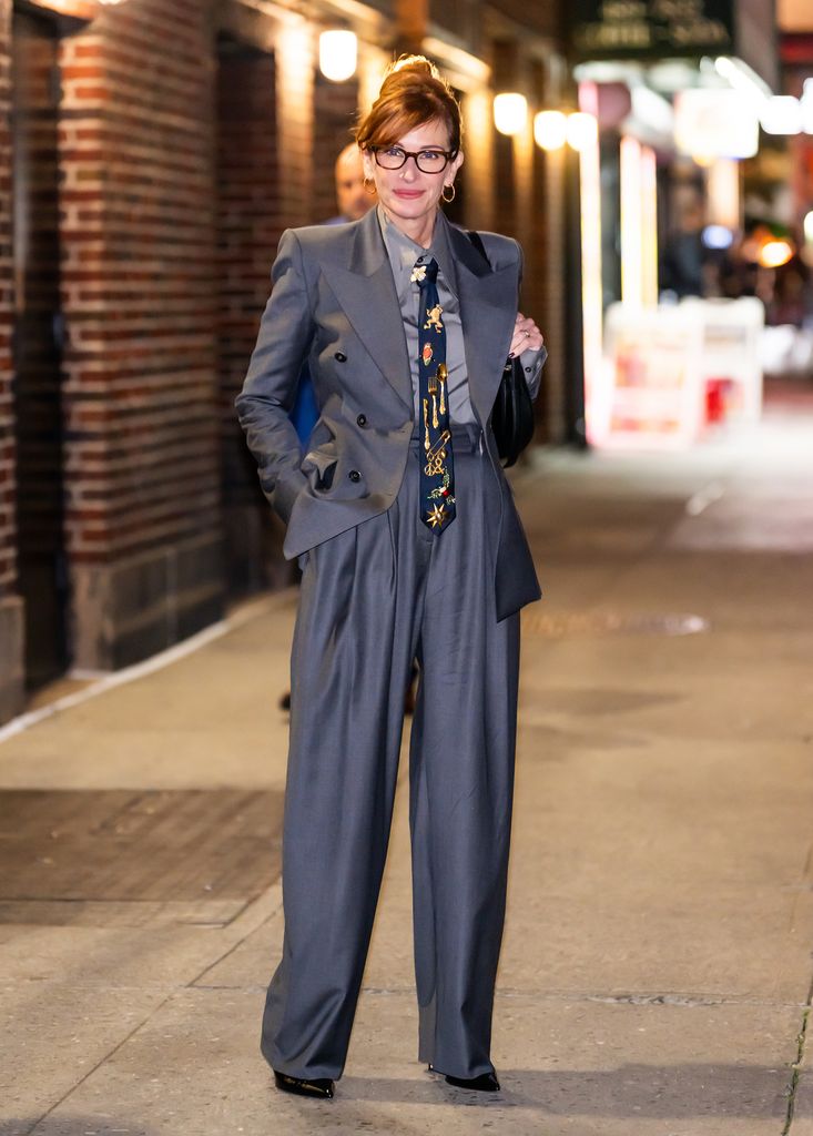 Julia Roberts in gray oversized suit