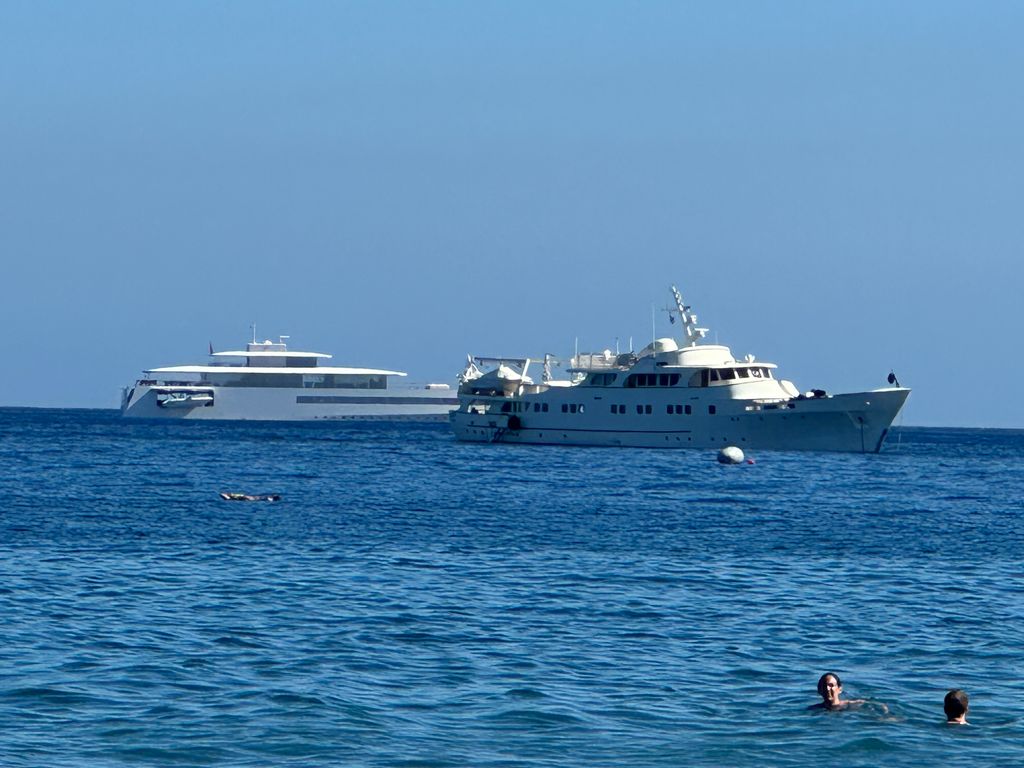Deux yachts de plusieurs millions dans la mer