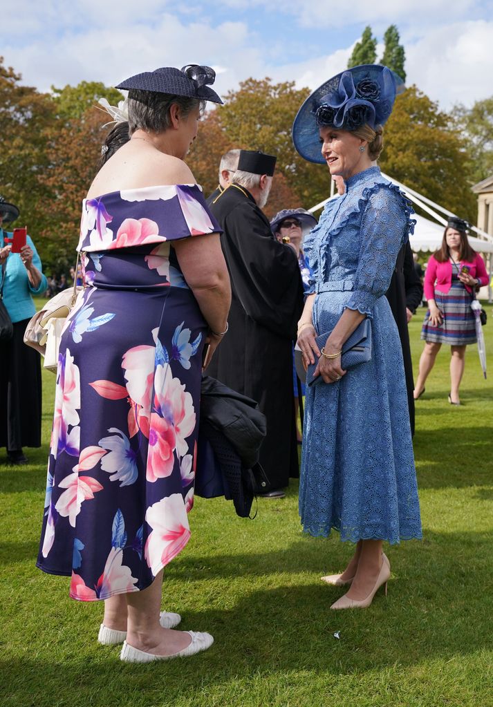 Duquesa Sophie conversando com uma mulher