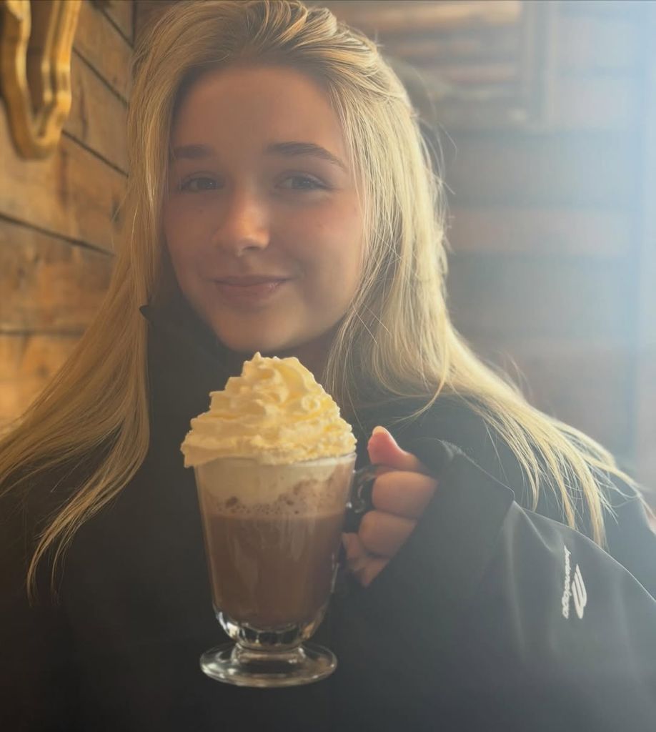 David Beckham se concentre sur le temps passé en famille avec Harper au milieu d'un somptueux voyage de ski 2 chocolat chaud harper beckham