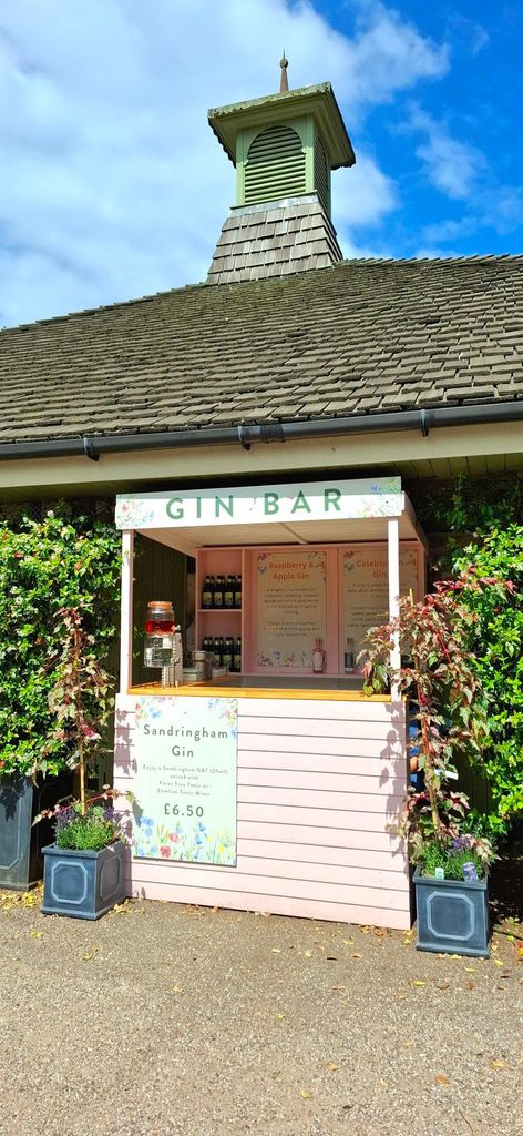 La jolie barre de gin rose de Charles