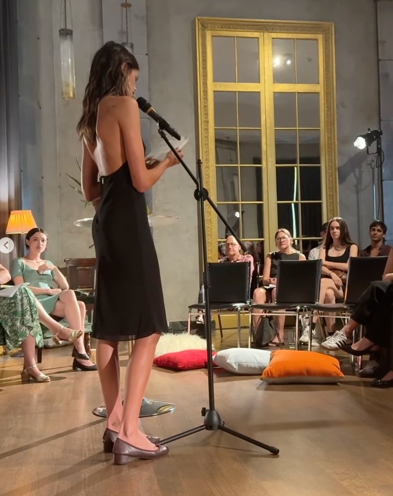 Kaia Gerber dans une robe sans dos et des pompes de ballet à talon à talons