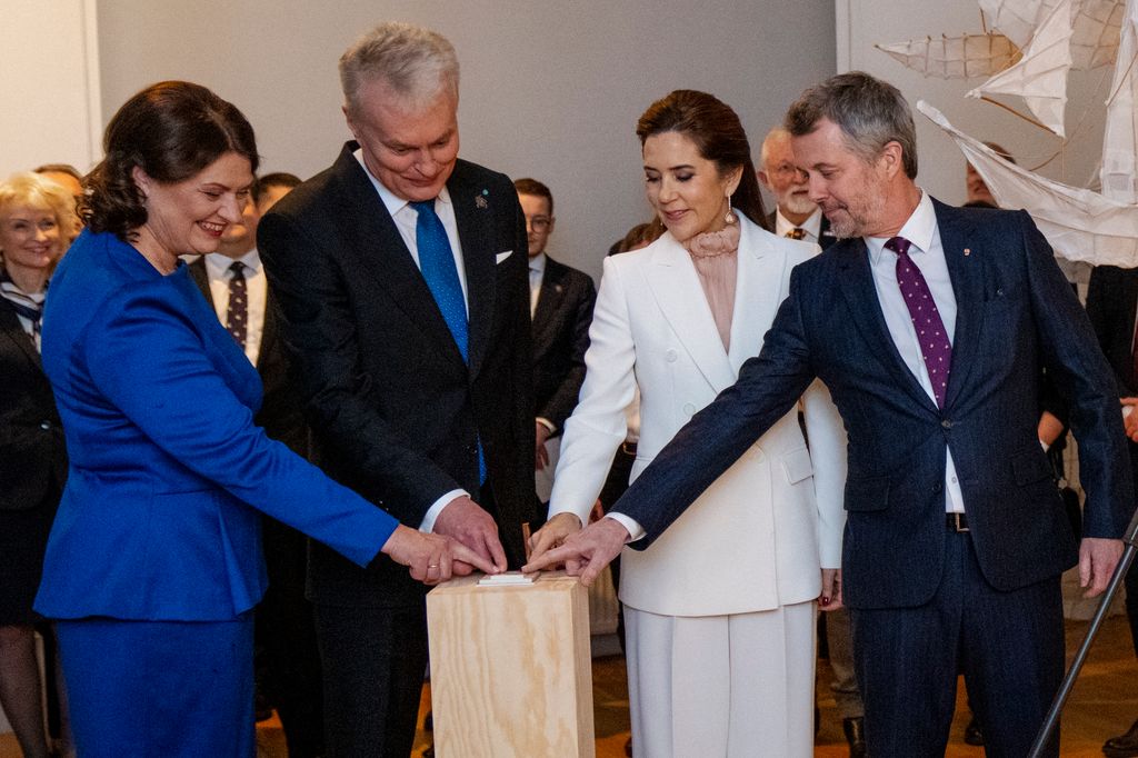 Le roi Frederik X du Danemark (à droite), la reine Marie du Danemark (2 à droite), le président lituanien Gitanas Nauseda (2 à gauche) et son épouse, la première dame de Lituanie Diana Nausediene (à gauche), mettent la main sur un socle en bois.