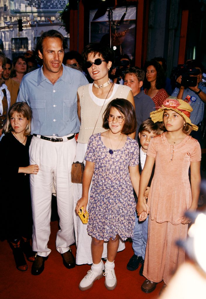   Kevin Costner mit seiner Ex-Frau und den Kindern Cindy Costner, Annie, Lily und Joe 