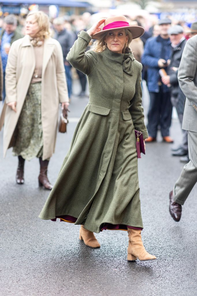 Sophie added a pop of colour to her khaki look