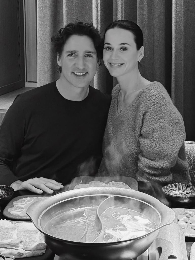 photo instagram en noir et blanc de Katy Perry et Justin Trudeau souriant à la table du restaurant