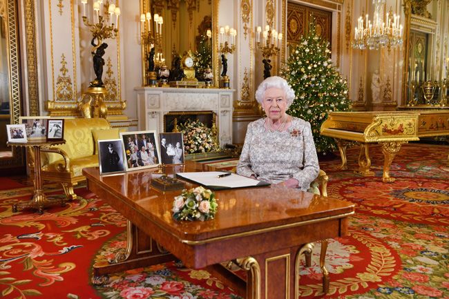 the queen christmas speech outfit