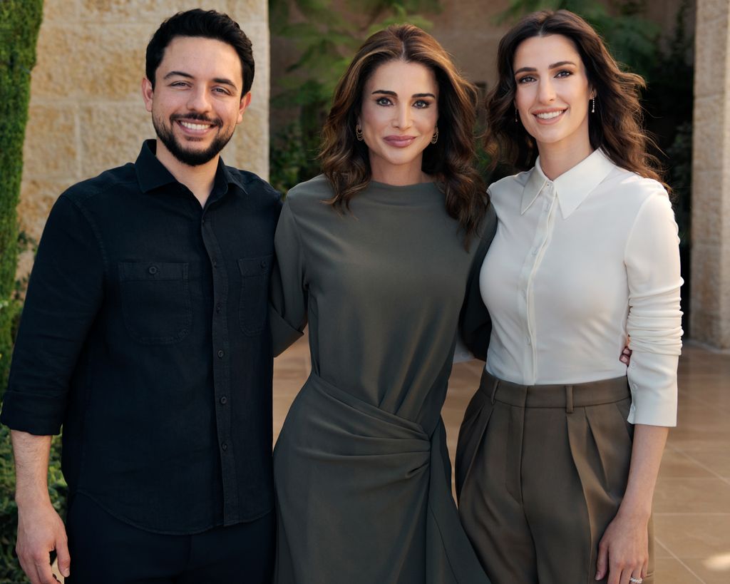 Crown Prince Hussein standing beside queen rania and princess rajwa
