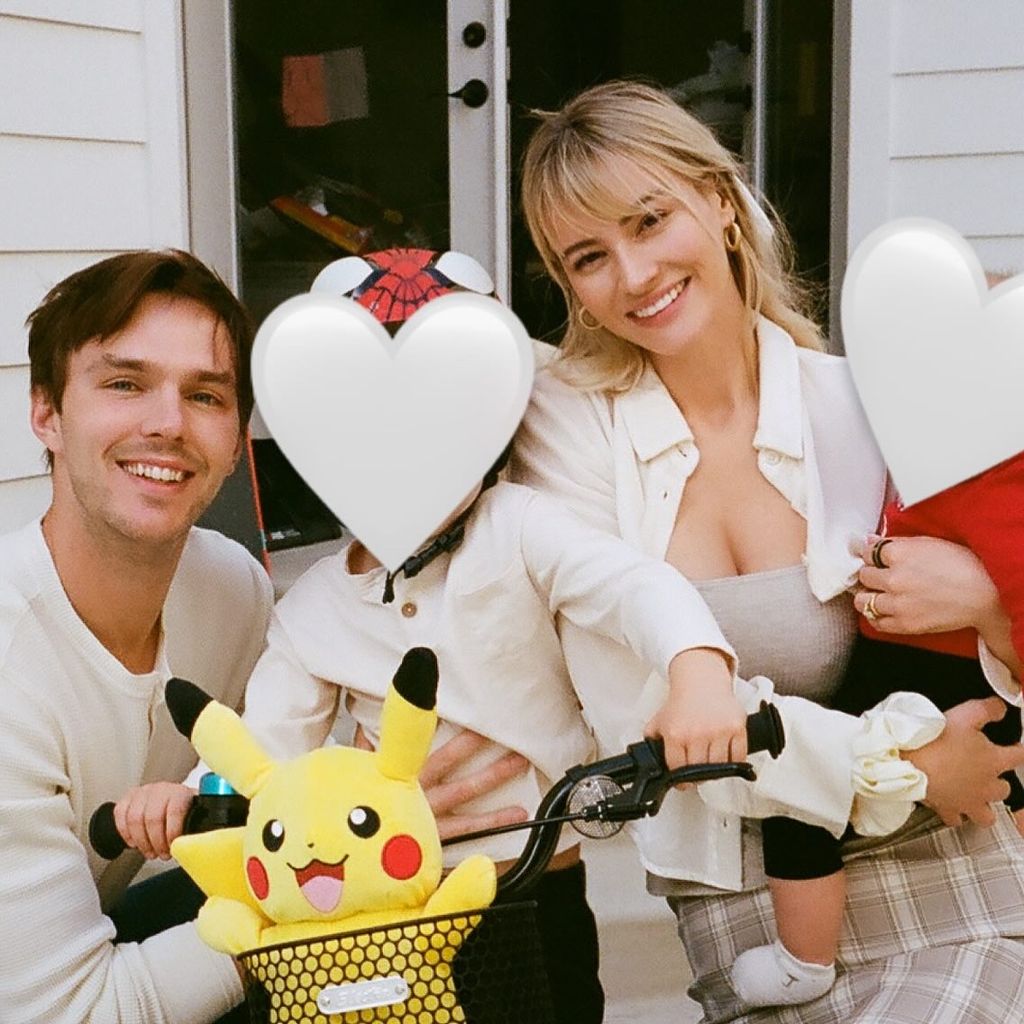 Photo de Nicholas Hoult et de son épouse Bryana Holly avec deux enfants avec des emojis de cœur couvrant leur visage