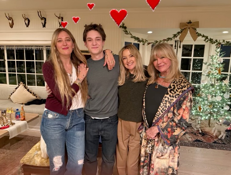 Ryder with Kate Hudson, Camille Robinson and Goldie Hawn posing in front of Christmas tree