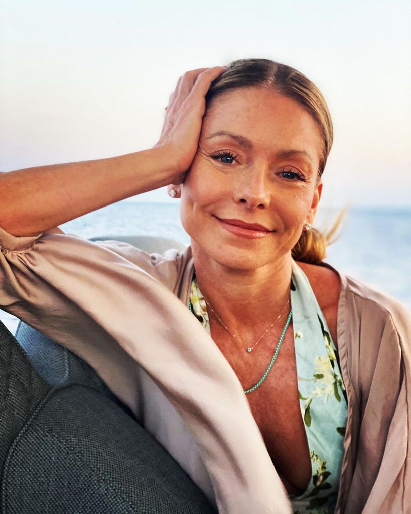 Kelly Ripa looking all-natural in swimsuit on vacation