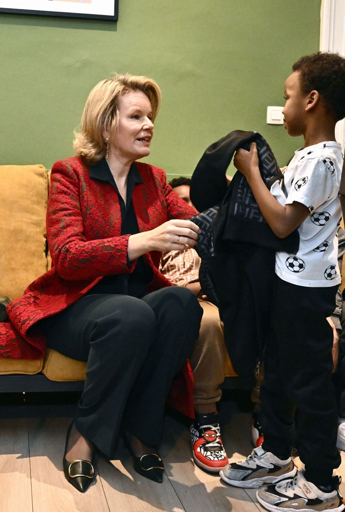 
Queen Mathilde of Belgium paid a Christmas visit to the Porte Ouverte shelter in Brussels