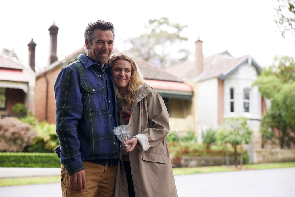 Colin From Accounts stars Harriet Dyer and Patrick Brammall 