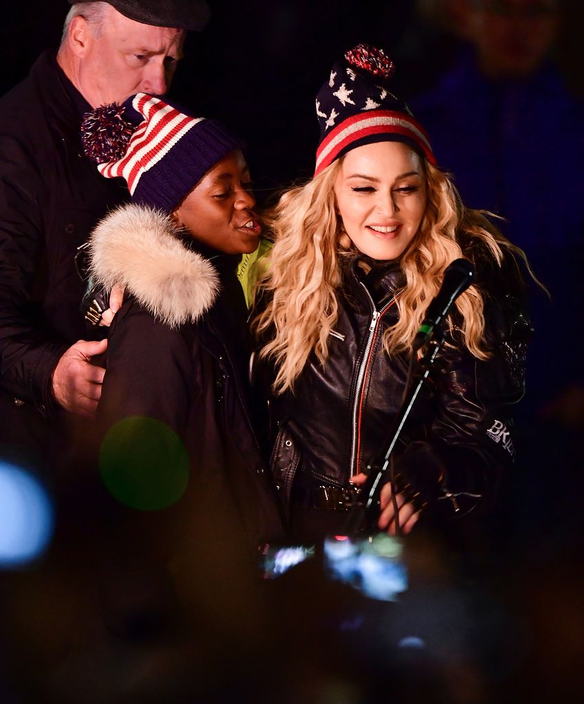 Madonna e David Banda usam gorros com a bandeira dos EUA