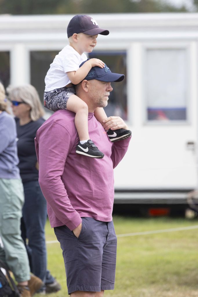 Lucas Tindall sits on Mike Tindall's shoulders