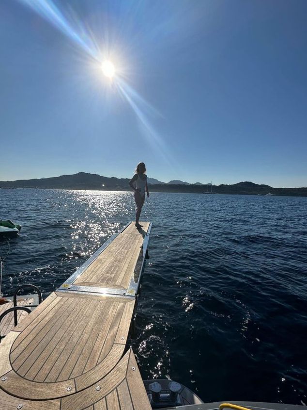 Geri Horner stood on a plank in a white swimsuit