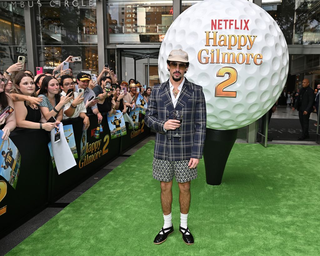 photo de Bad Bunny à la première de Happy Gilmore 2