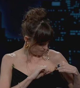 mau funcionamento do guarda-roupa de Dakota Johnson Jimmy Kimmel ao vivo