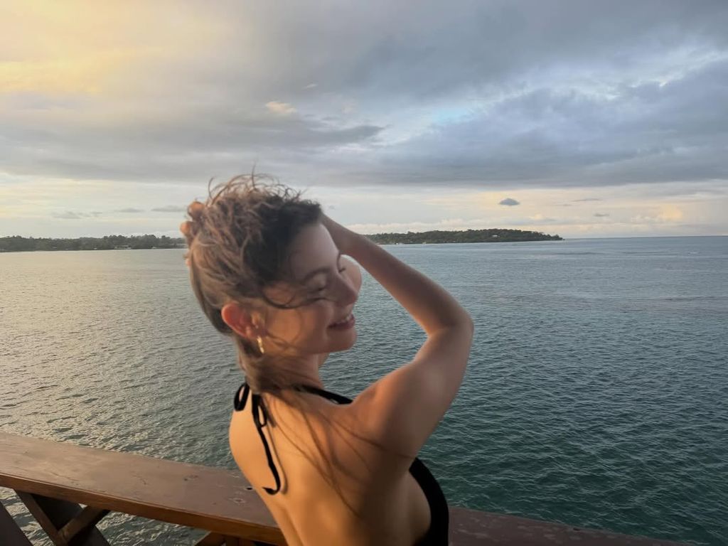 Carys shared carefree vacation snaps