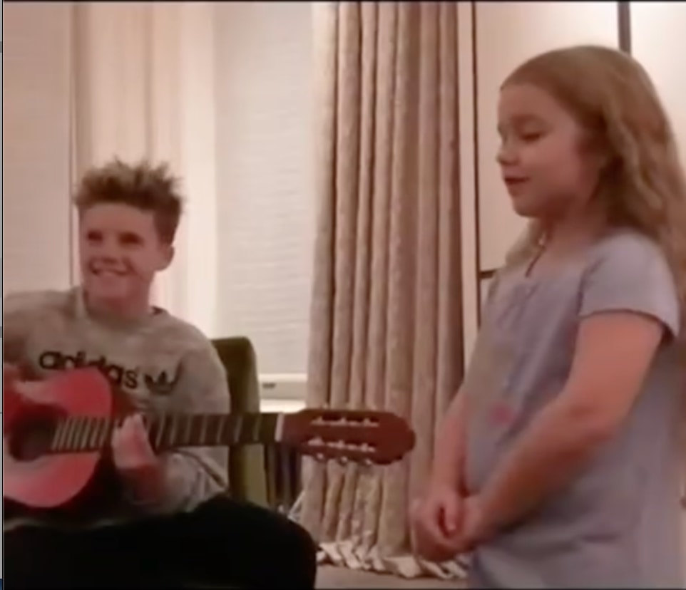 Harper Beckham est une mini pop star sur une photo de famille inédite avec son frère Cruz 1 Image médiatique