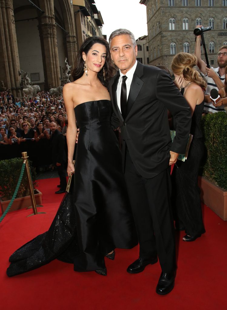Amal Alamuddin di karpet merah dengan gaun hitam dengan George Clooney