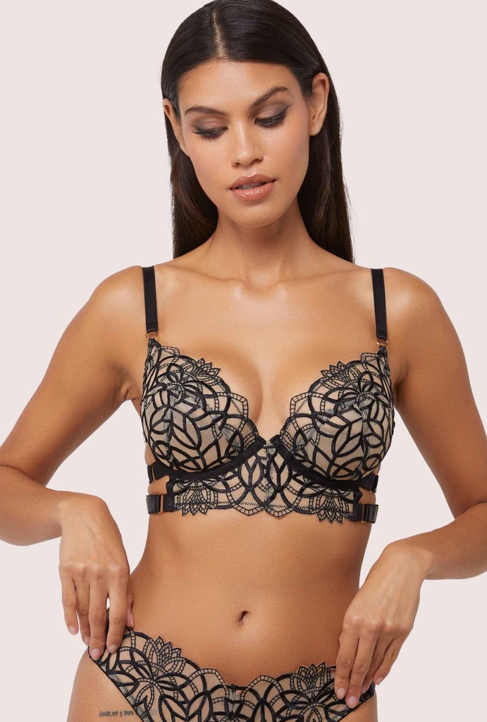 model in mesh geometric black bra