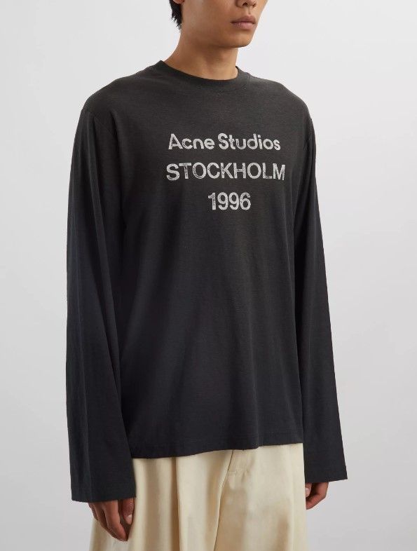 Harper mengenakan atasan cantik dari Acne ini