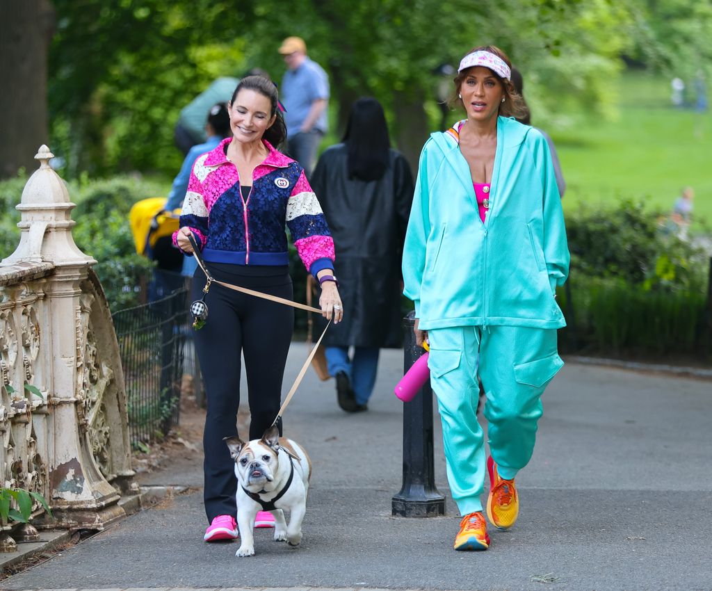  Kristin Davis e Nicole Ari Parker são vistas no set de "E assim mesmo" no Central Park em 13 de maio de 2024 na cidade de Nova York. 