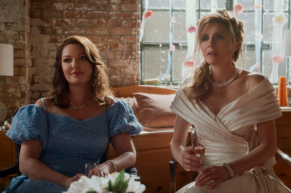 Katherine Heigl y Sarah Chalke se sientan con vestidos de pelota en la segunda temporada de Firefly Lane