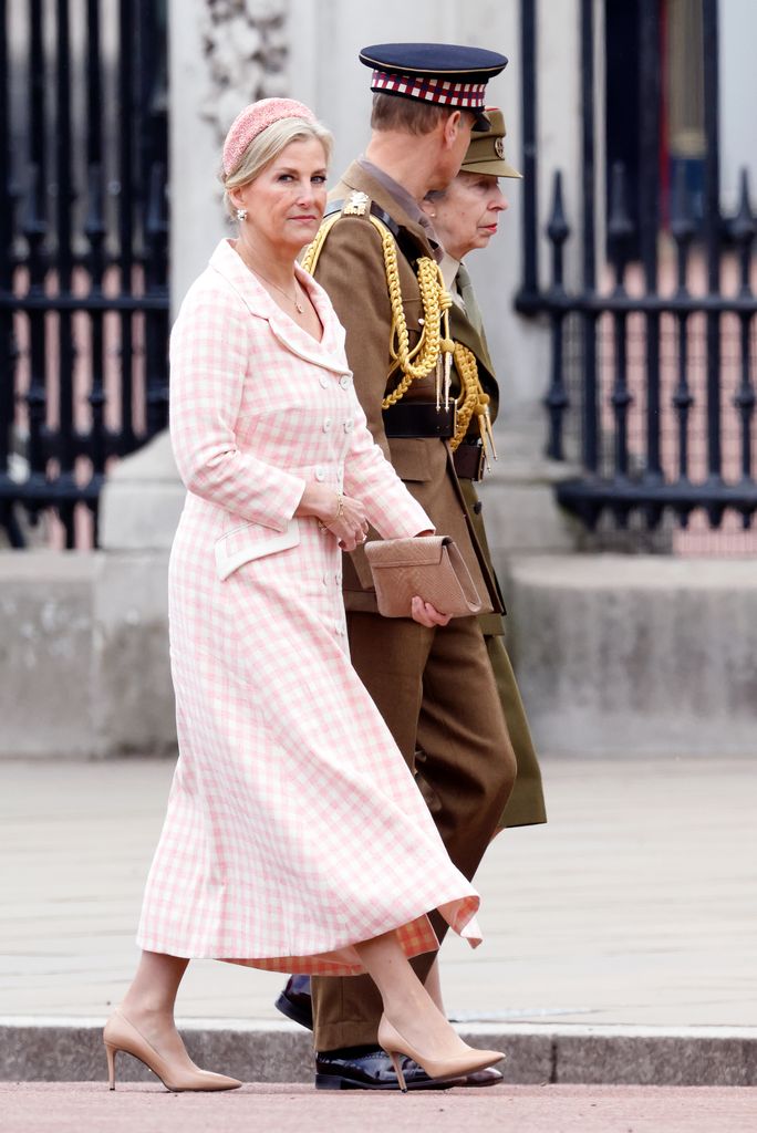Sophie con Pink Gingham de Pinm y el Príncipe Edward con un uniforme militar