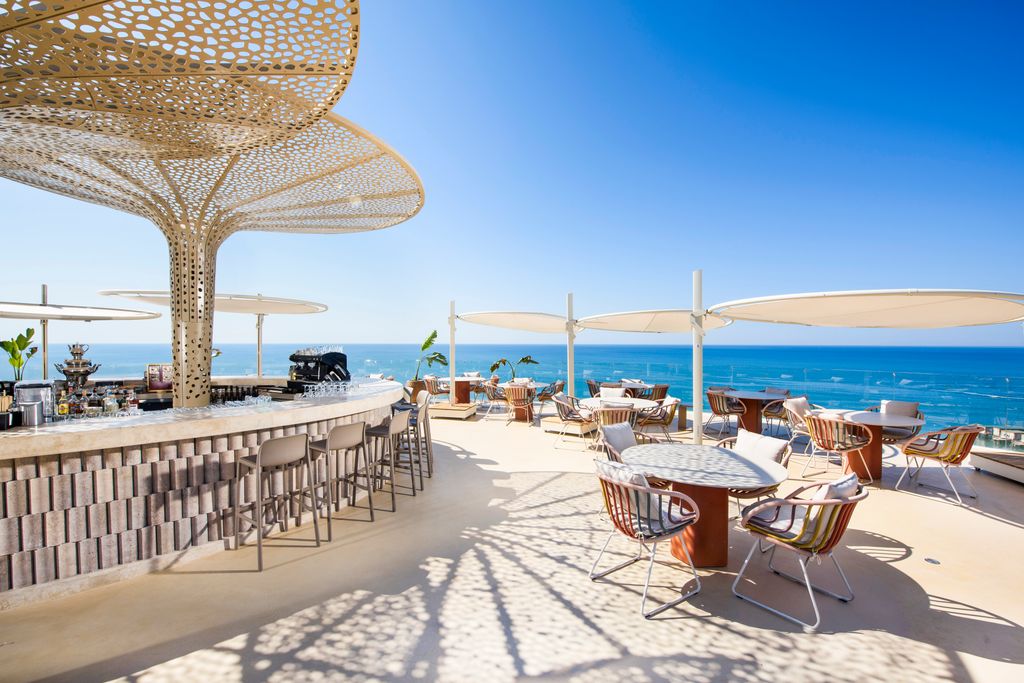 Seven Infinity Pool Lounge at Regnum The Crown