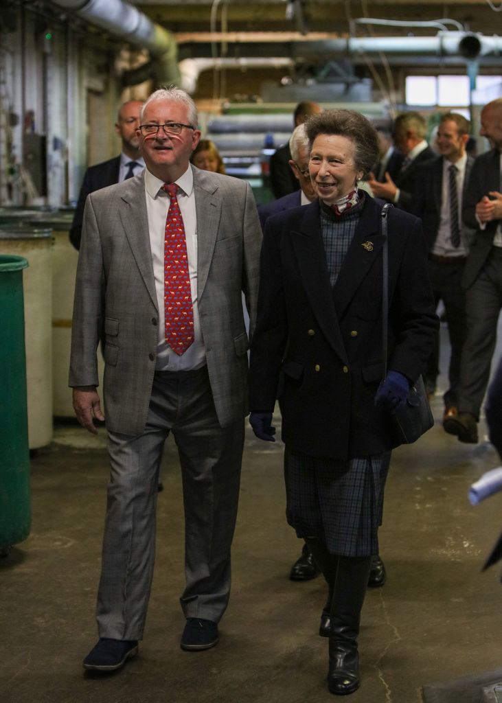 Princesa Anne visitando fábrica têxtil em Yorkshire