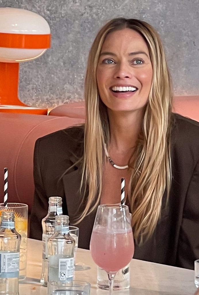 Margot brillait alors qu'elle dînait avec ses amis à Londres