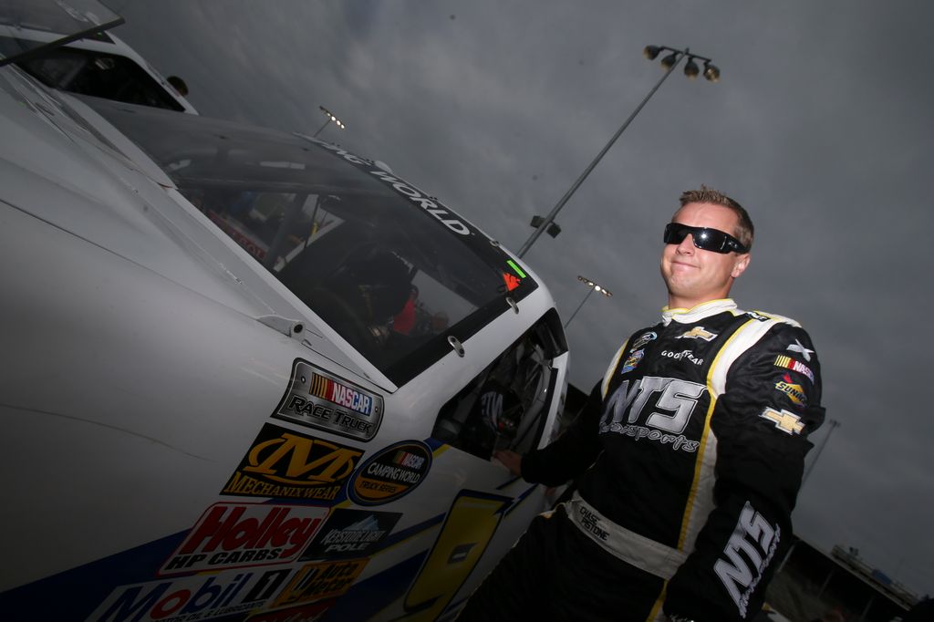 Chase Pistone, ancien pilote de NASCAR et petit-fils du champion de course automobile, est décédé à 42 ans 1 Chase Pistone, pilote de la Toyota NTS Motorsports n°9, se tient dans la zone du garage lors de la première CarCash Mudsummer Classic de la NASCAR Camping World Truck Series à Eldora Speedway le 24 juillet 2013 à Rossburg, Ohio.