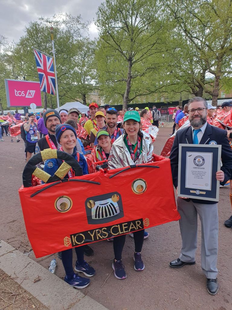 Groupe de personnes habillées en bus exécutant le marathon de Londres
